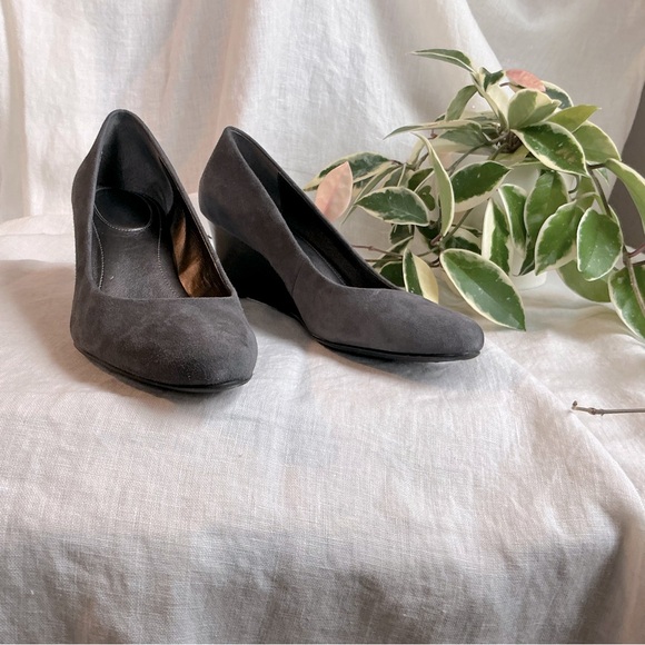 Calvin Klein “Yana” Kid Suede in Graphite- Size 7.5 - Picture 4 of 7